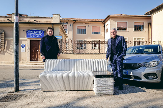 Ascoli Piceno - Due panchine smart a Campo Parignano, realizzate anche con le macerie del sisma